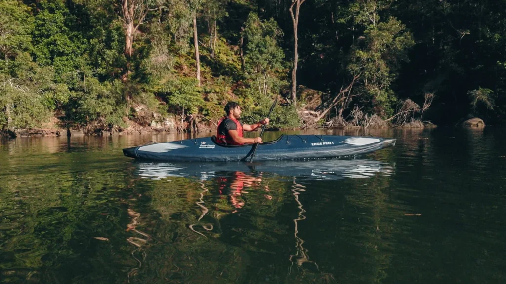 Razor Kayaks Edge Pro 1 sur un plan d’eau calme